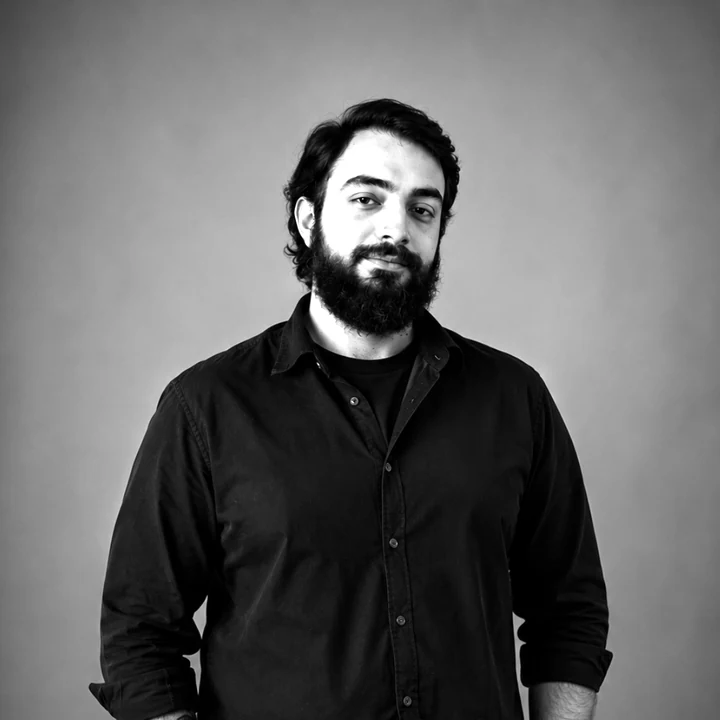 Чепайкин Марк: тёмная рубашка, серый студийный фон